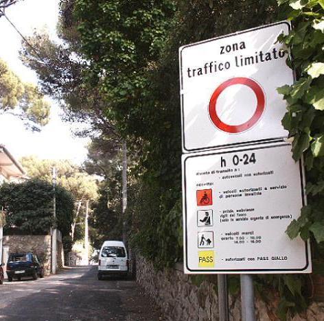 Via alla Ztl, polemiche sugli orari e turisti in coda per il pass 