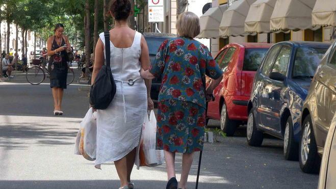 Badante infedele ruba il bancomat alla donna che assiste