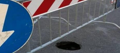 Buche nell’asfalto pericolose per pedoni e ciclisti