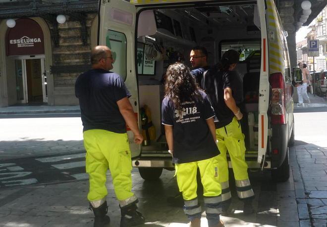 Cadono due donne in piazza Farini