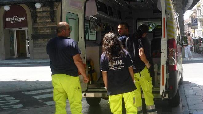 Cadono due donne in piazza Farini