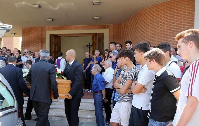 Erano in tanti per dire addio a Carlo “Acciuga” Rosselli