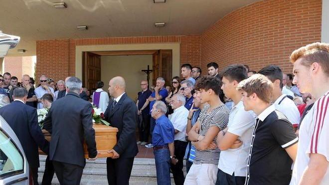 Erano in tanti per dire addio a Carlo “Acciuga” Rosselli