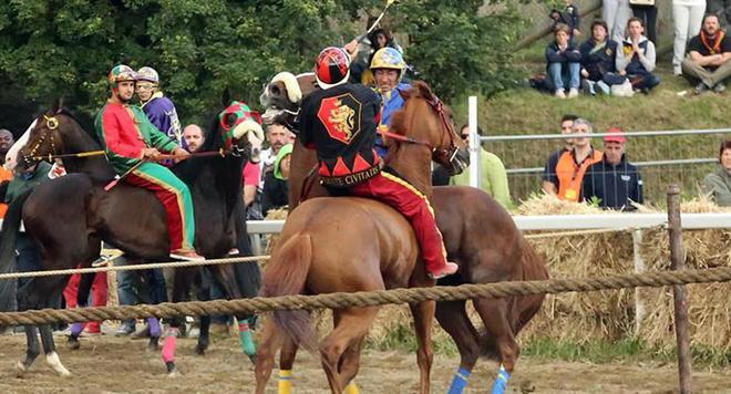 Palio, pesanti squalifiche a Mulas (3 anni) e Caria (2) 
