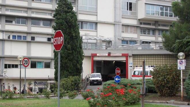 Atti vandalici alle auto parcheggiate nella zona dell’ospedale