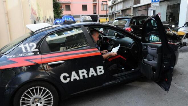 Ruba un cellulare, preso dopo inseguimento in bici
