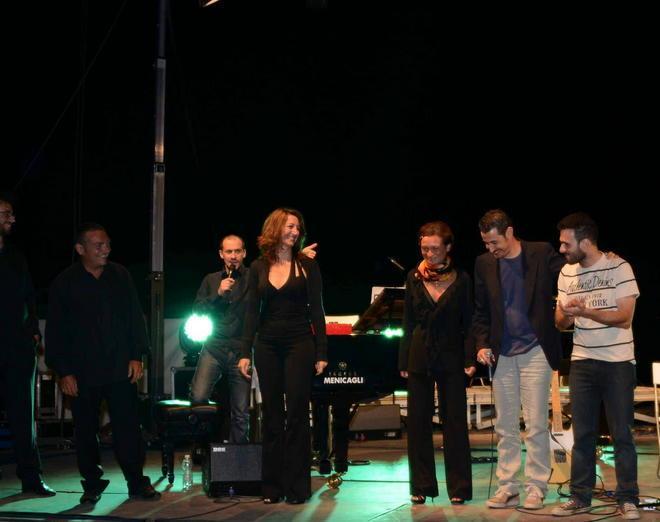 Undici Lune, l’avvio è strepitoso con musica e risate 