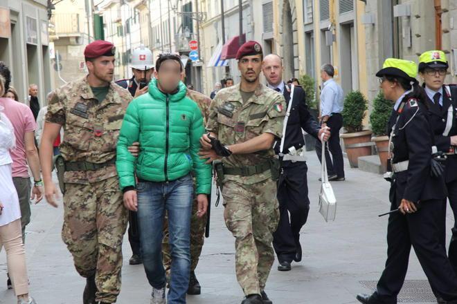 A 16 anni è già uno scippatore professionista: in manette dopo l’ennesimo colpo a Prato