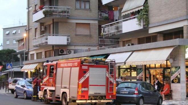 Allarme crepa in un palazzo di Marina di Carrara