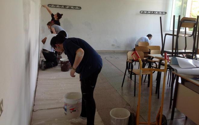 Studenti-imbianchini ridipingono le aule dell’Alberghiero 