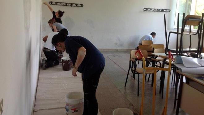 Studenti-imbianchini ridipingono le aule dell’Alberghiero