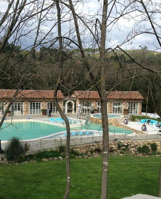 In tempo di crisi nel borgo dei sogni un club esclusivo 