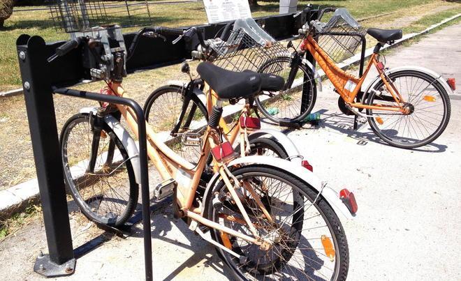 Quelle bici sparse in città sono un accumulo di ruggine