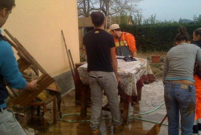 Con la vanga a spalare il fango nell’alluvione di Albinia