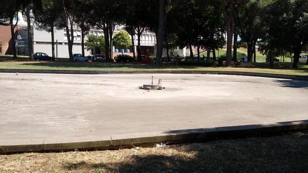 Acqua in una fontana su undici siamo la città delle vasche vuote