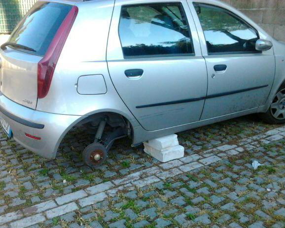 Portano via due pneumatici e poggiano l’auto sui mattoni