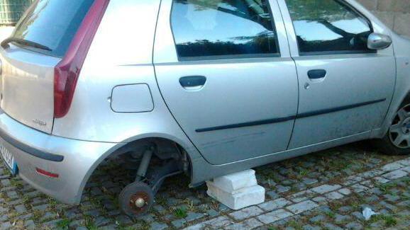 Portano via due pneumatici e poggiano l’auto sui mattoni