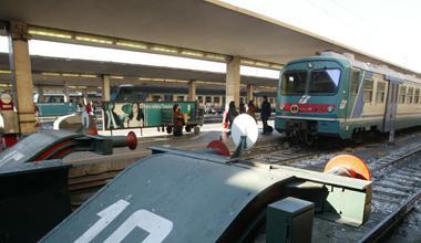 Si stacca la porta del treno e colpisce un passeggero 