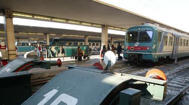 Si stacca la porta del treno e colpisce un passeggero