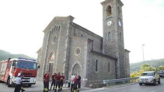 Fulmine colpisce il campanile della chiesa