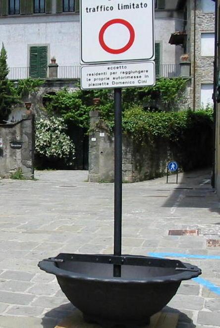 Via le auto dalle piazzette, ma i cartelli non piacciono