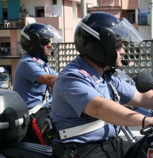 Sorprese a rubare in un appartamento