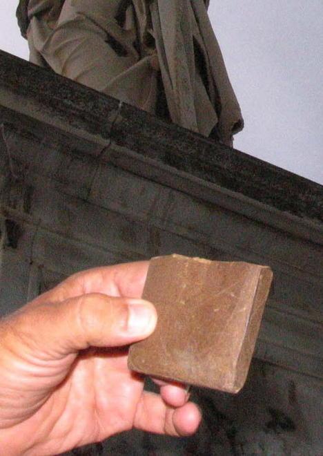 Regala un pezzetto di hashish a una ragazza minorenne nel giorno del suo compleanno
