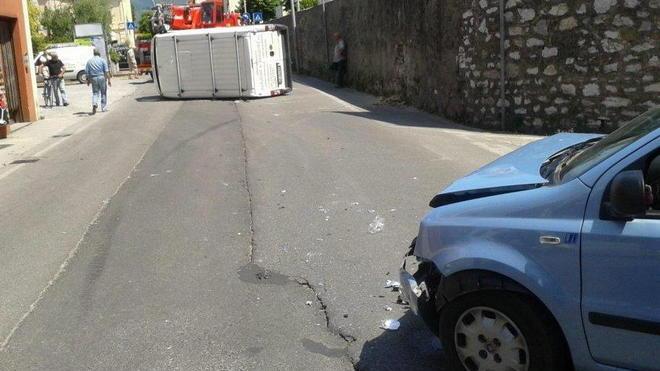Furgone si ribalta a Lammari dopo lo scontro con una Panda