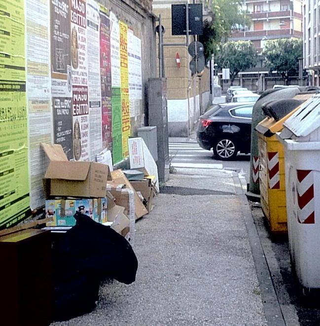 «Qui in via San Piero cumuli di immondizia»