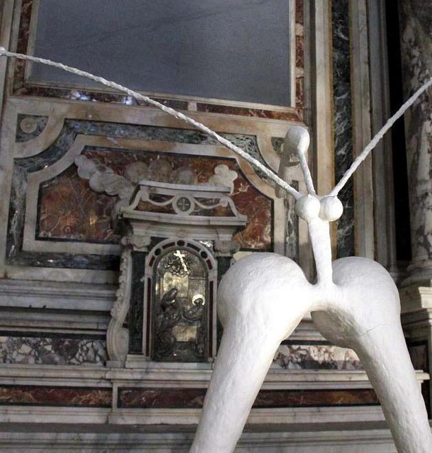 Danneggia una statua: «È blasfema» 