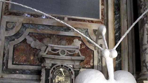 Danneggia una statua: «È blasfema»