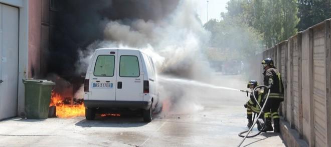 Fiamme fuori da un panificio 