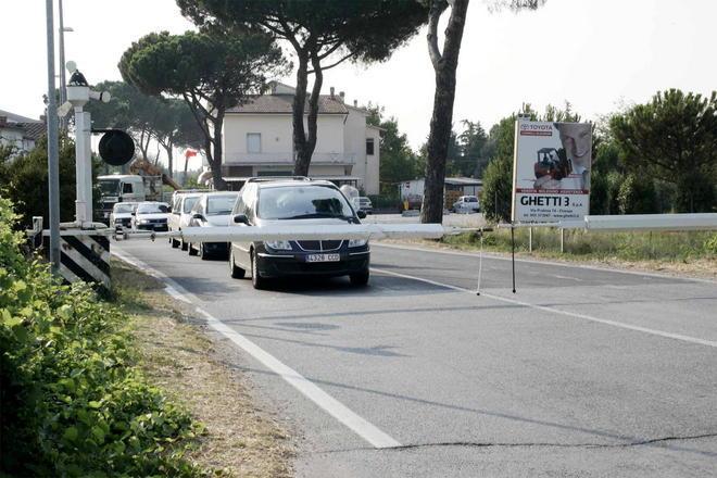 Automobilista abbatte le sbarre del passaggio a livello di Molin Nuovo 