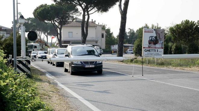 Automobilista abbatte le sbarre del passaggio a livello di Molin Nuovo