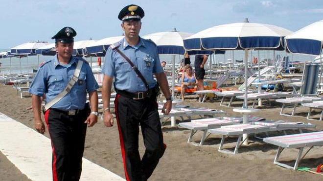 Palpeggia ragazzina in spiaggia, tenta di fuggire, ma viene arrestato dai carabinieri