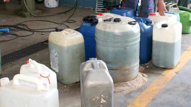 Vende a 80 centesimi al litro la benzina acquistata con le tessere della ditta