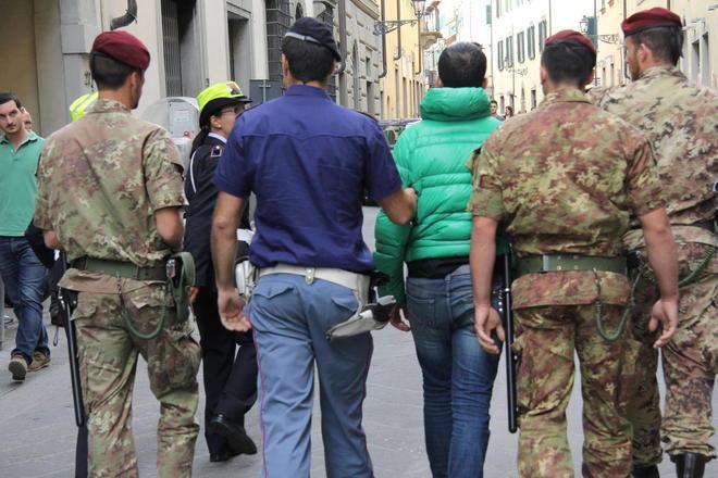 Rapina un cinese a Prato e perde la maglietta: rintracciato a casa e arrestato 