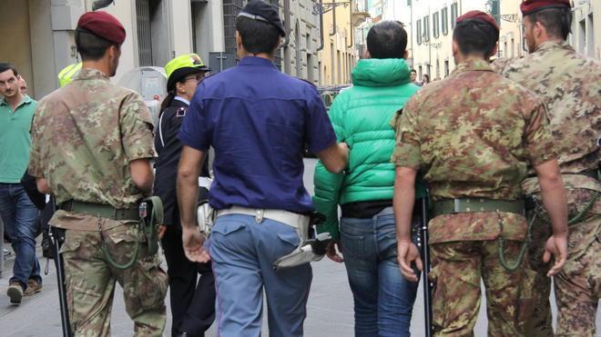 Rapina un cinese a Prato e perde la maglietta: rintracciato a casa e arrestato