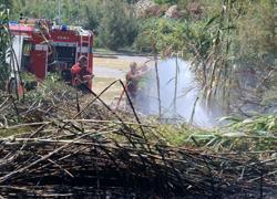 Incendio di sterpaglie al parcheggio dei Tre Ponti 