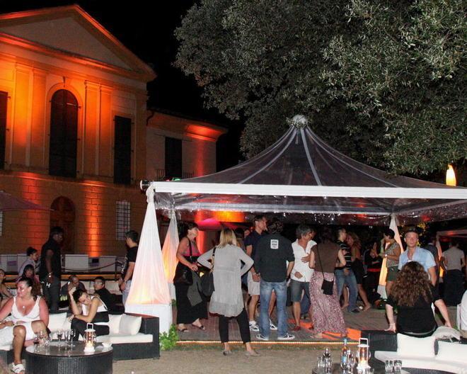 Musica troppo alta la notte a Villa Fiorelli 