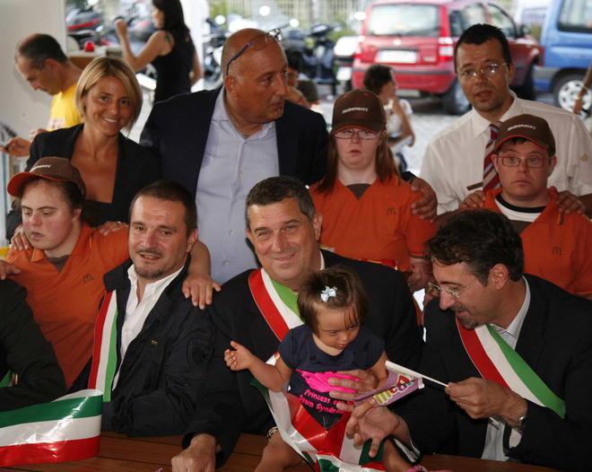 I ragazzi down camerieri per un giorno da McDonald’s 