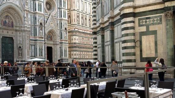 Vietati i dehors coperti: da ora solo ombrelloni davanti ai negozi del centro