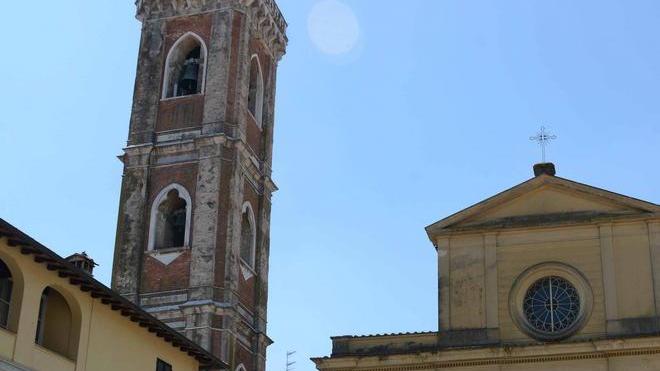 Il campanile pende sempre di più, sospesi i lavori