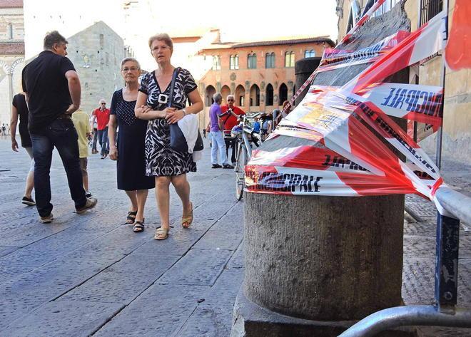 Ripresi dalle telecamere i vandali che hanno rotto la colonnina in piazza Duomo 
