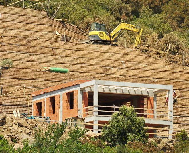 Ecomostro con vista, stop alle ruspe 