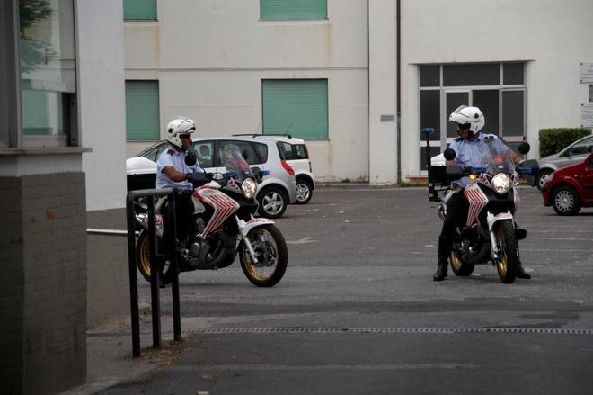 Agenti della municipale feriti durante un controllo in una roulotte 