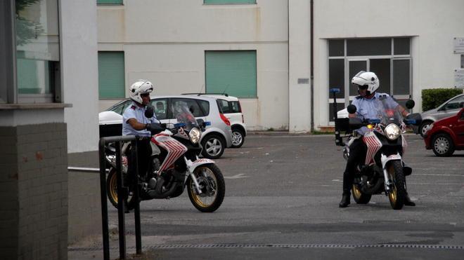 Agenti della municipale feriti durante un controllo in una roulotte
