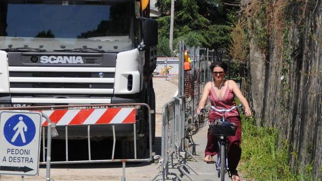 Lavori al rallentatore per le fogne i commercianti sono ko