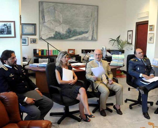 Furto e riciclaggio, cinque in manette 