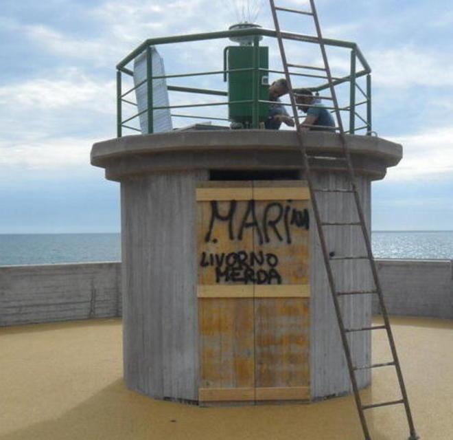 Raid vandalico con scritte spray all’imboccatura